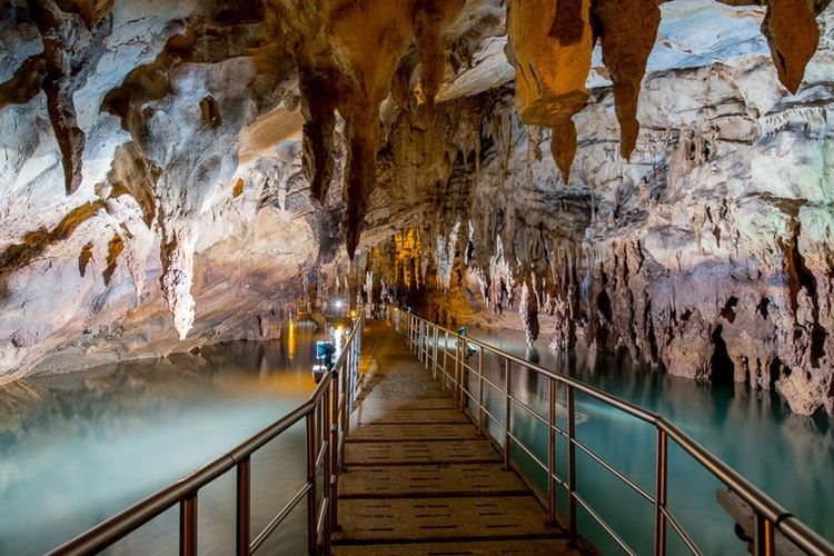 КОСТУР-ПЕШТЕРАТА НА ЗМЕЈОТ- СВ.АХИЛ